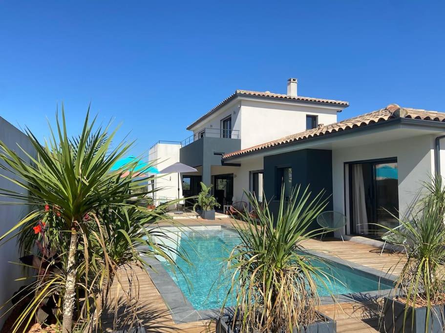 une villa avec piscine devant une maison dans l'établissement Magnifique villa avec piscine, à Sorède