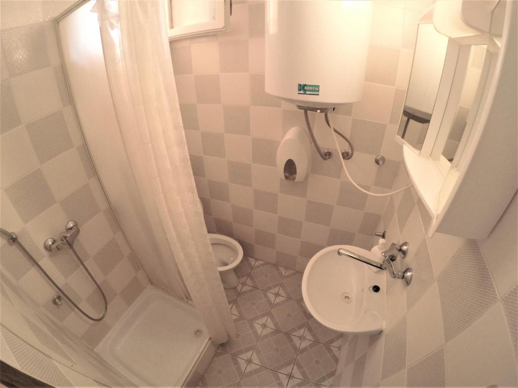 mała łazienka z toaletą i prysznicem w obiekcie Apartments by the sea Biograd na Moru, Biograd - 4316 w Biogradzie na Moru