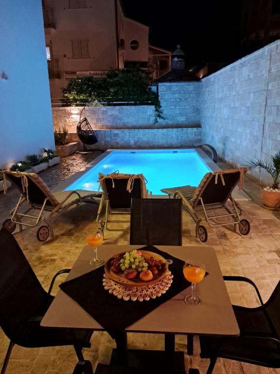 Bazén v ubytování Apartmani Datea nebo v jeho okolí