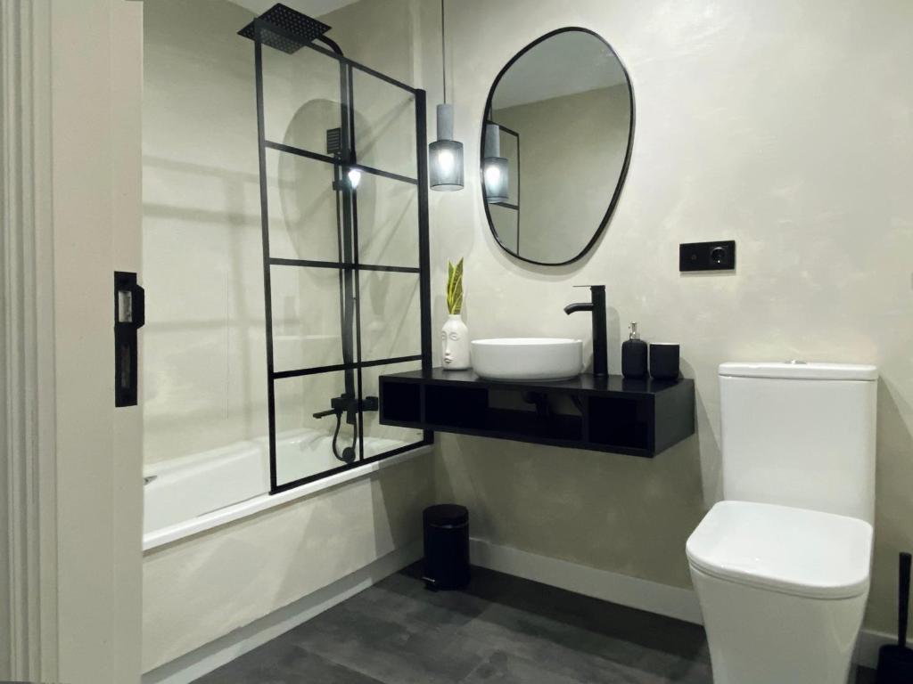 A bathroom at Piso Céntrico 120m2 + parking propio (O Grove)
