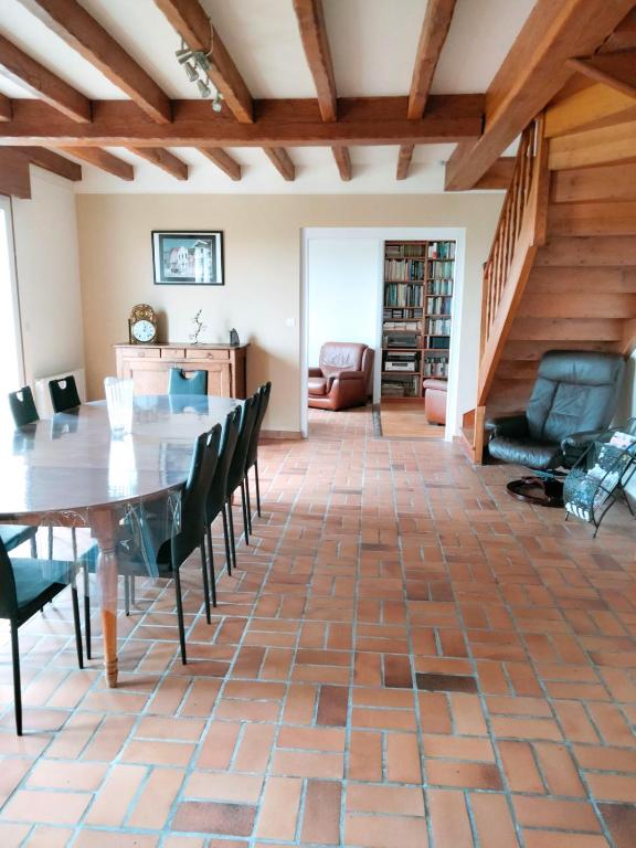 un salon avec une table et des chaises dans l'établissement La Maison de L'Hermitage 225 m2 terrain 2300 m2, à Planguenoual