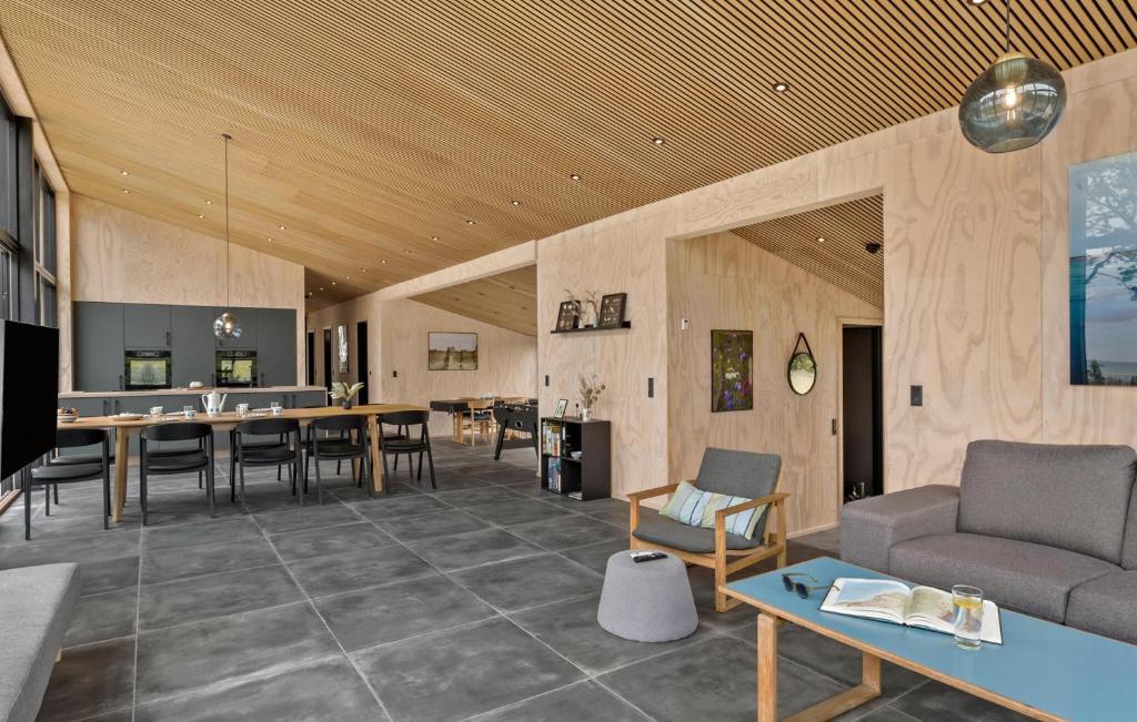 Posezení v ubytování Amazing Home In Hadsund With Kitchen