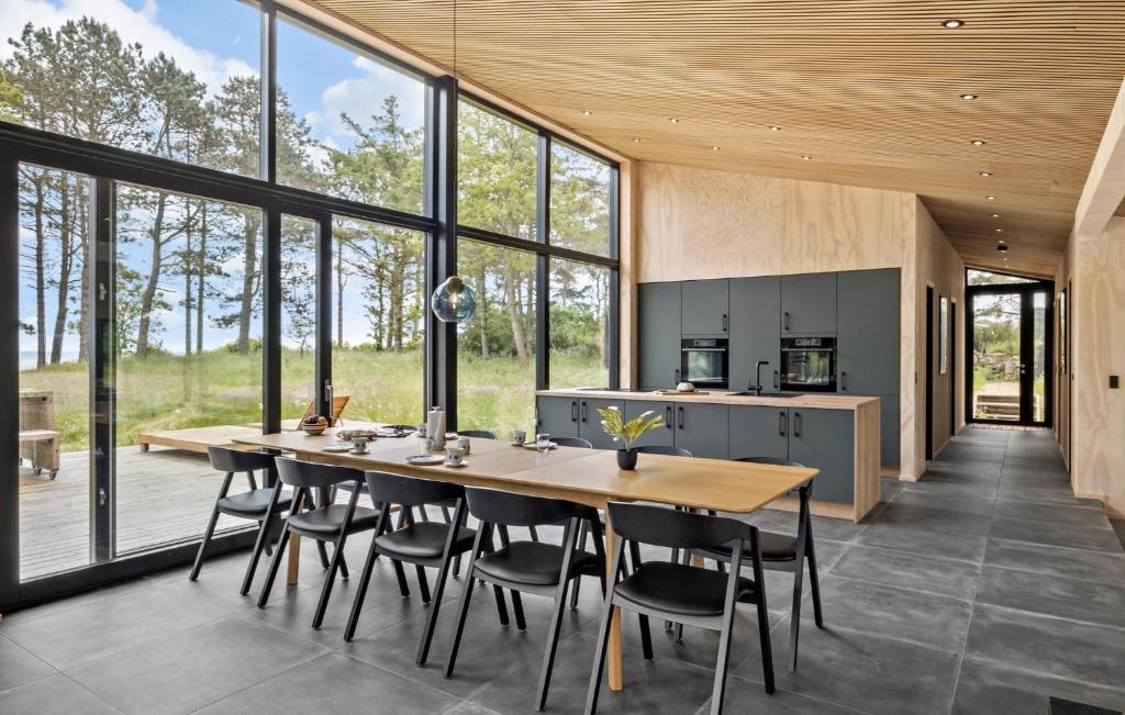 Restaurace v ubytování Amazing Home In Hadsund With Kitchen