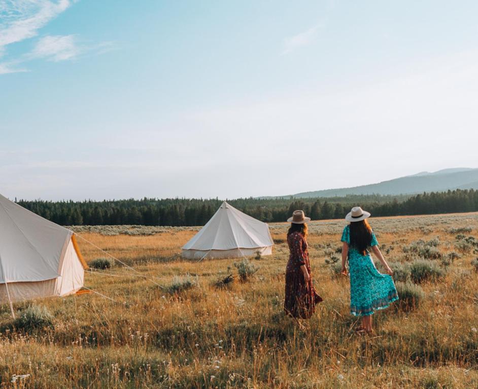 Επισκέπτες που μένουν στο Yellowstone Glamping