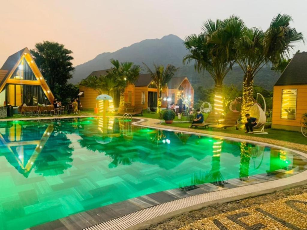 Hồ bơi trong/gần Hoàng Yến Garden Villa Bavi - Venuestay