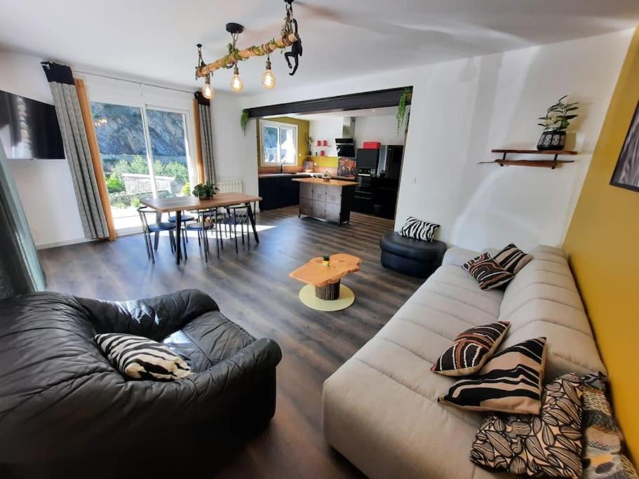 un salon avec un canapé et une table dans l'établissement Maison avec jardin près de Luchon, à Cazaux-Layrisse