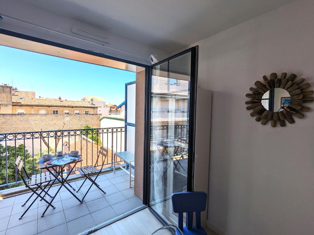 un balcon avec une table et des chaises sur un balcon dans l'établissement Arcachon Centre: Beau Duplex T3 3* avec Balcon, Parking, à deux pas de la Plage et des Commerces - FR-1-420-107, à Arcachon