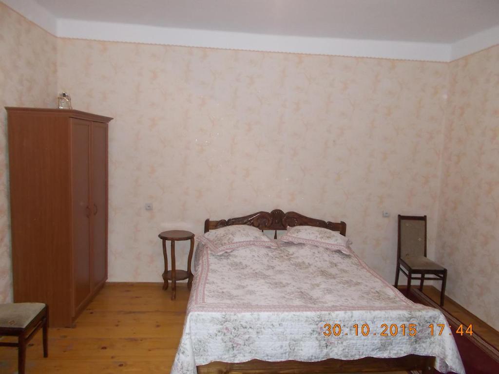 Ένα ή περισσότερα κρεβάτια σε δωμάτιο στο Guest House Rusudan