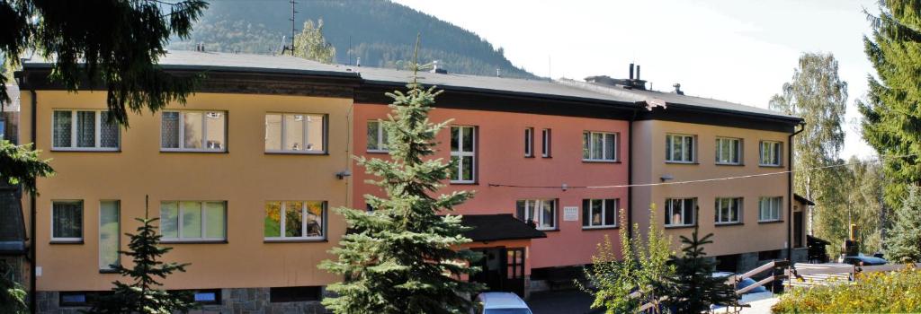 Nespecifikovaný výhled na hory nebo výhled na hory při pohledu z hotelu