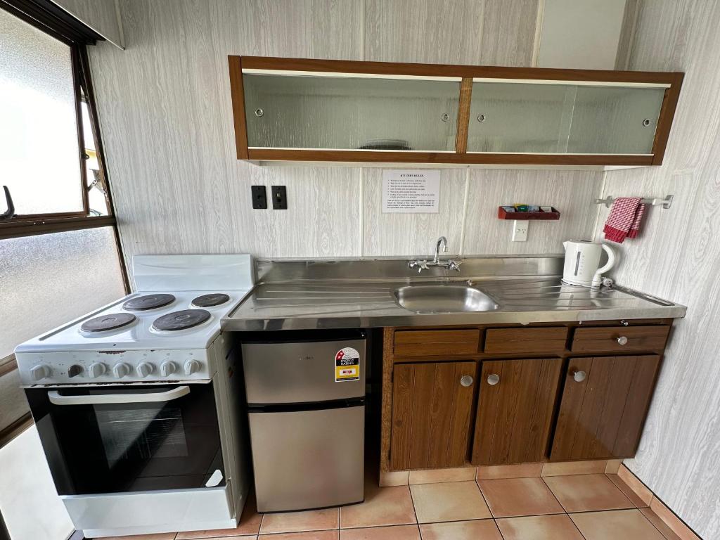 Airport Westney Lodge - Deluxe Queen Studio