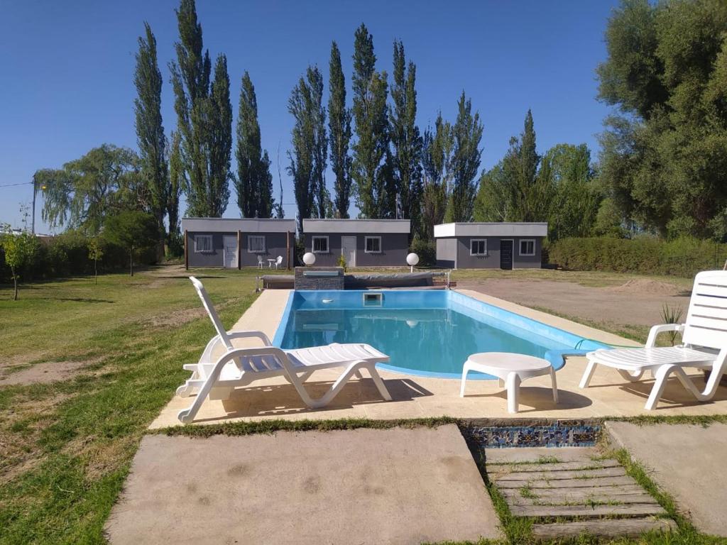 圣拉斐尔Brisa de montaña的一个有两把椅子的游泳池和一栋房子