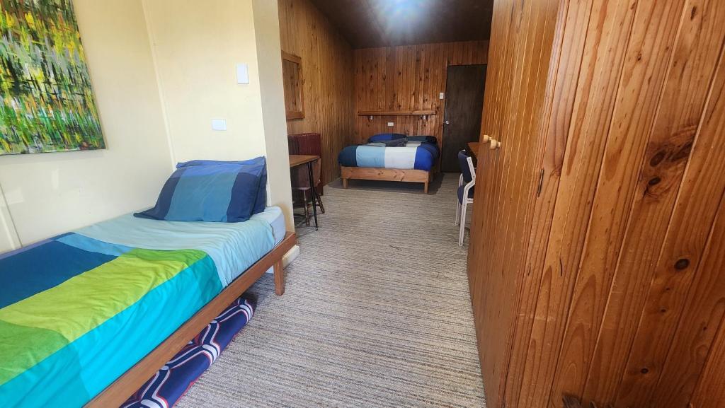 Postel nebo postele na pokoji v ubytování Bunkhouse Motel Cooma