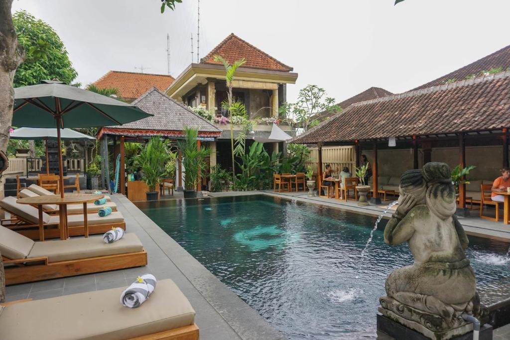 Ubud Aura Wellness Sanctuary游泳池或附近泳池