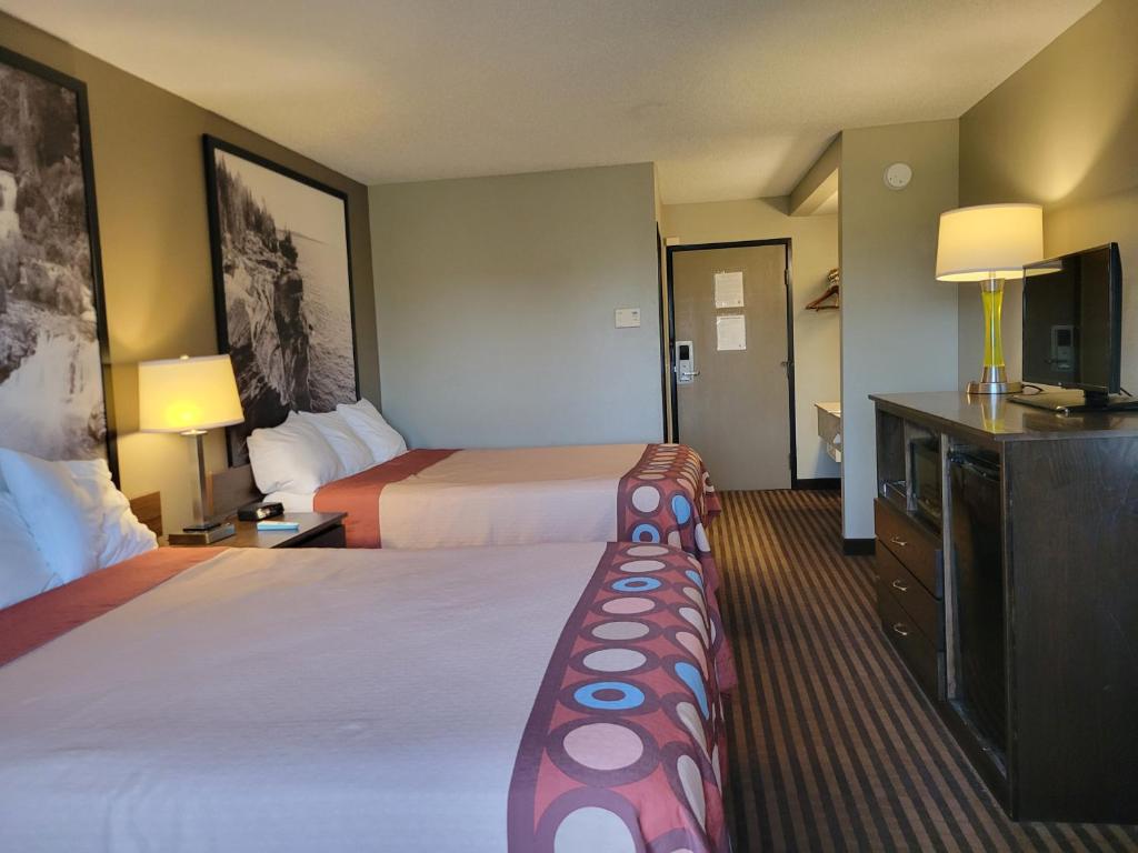 Super 8 by Wyndham Portage - Chambre Queen Avec Deux Lits Queen - Non-fumeur