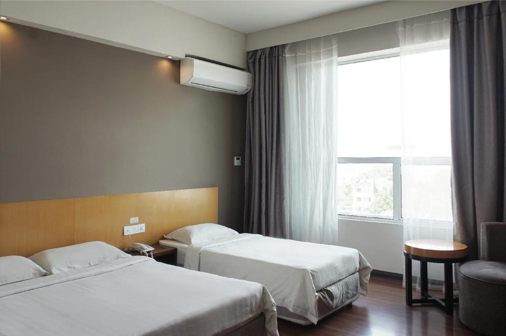 Postel nebo postele na pokoji v ubytování LA Hotel