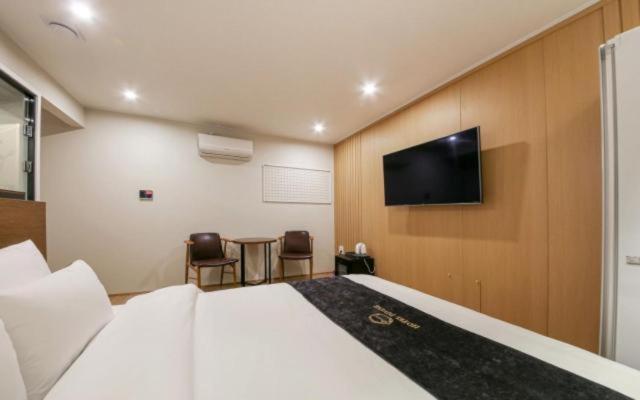 TV a/nebo společenská místnost v ubytování Divine Hotel