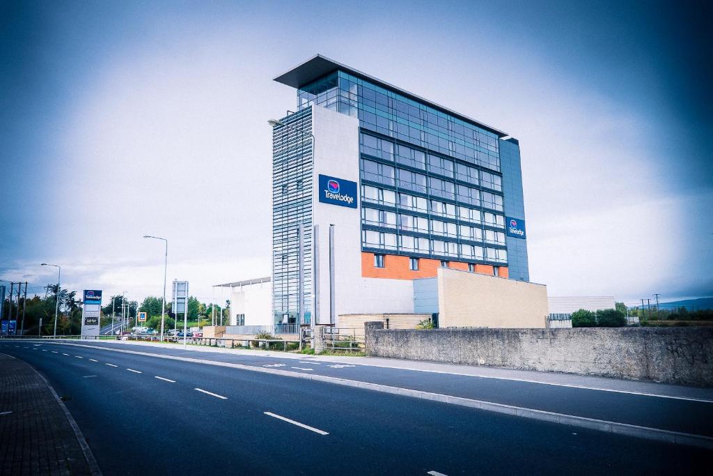 ein großes Gebäude am Straßenrand in der Unterkunft Travelodge Limerick Castletroy in Limerick