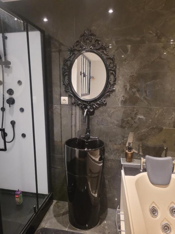 La salle de bains est pourvue d'une douche et d'un miroir mural. dans l'établissement Love-house, à Bouleternère