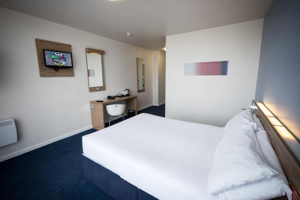 Postel nebo postele na pokoji v ubytování Travelodge Limerick Castletroy