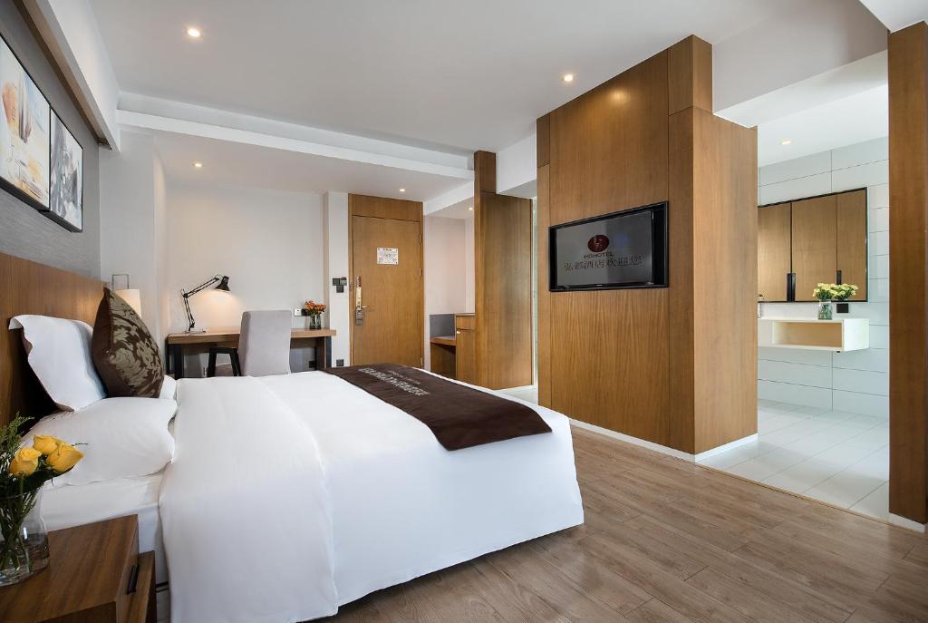 Postel nebo postele na pokoji v ubytování Hongdu Hotel
