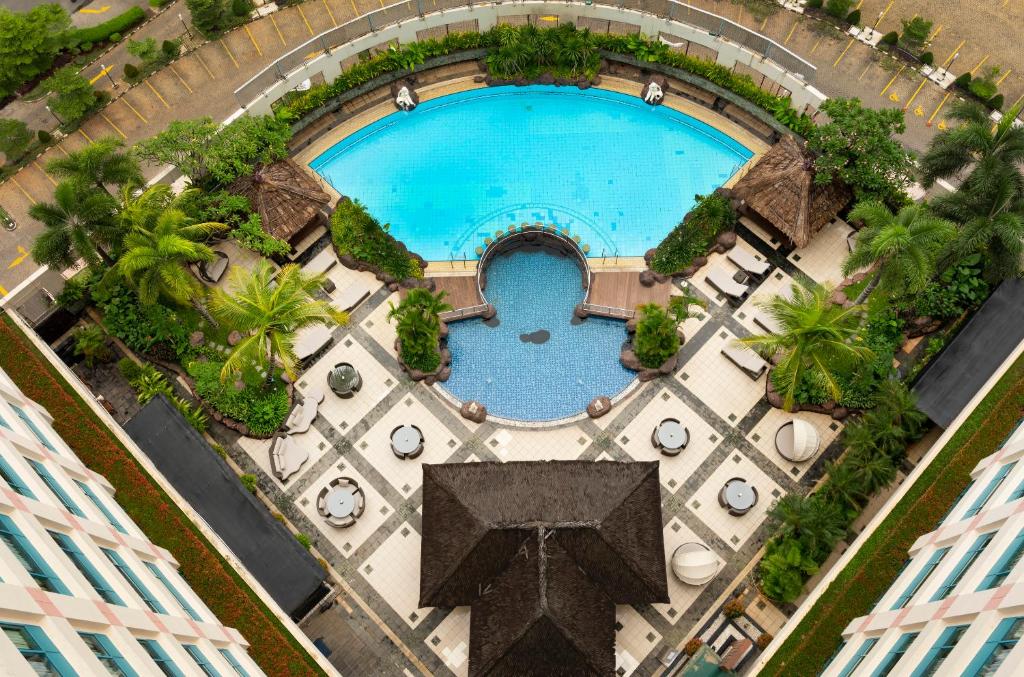 Bazén v ubytování Hotel Ciputra Jakarta managed by Swiss-Belhotel International nebo v jeho okolí