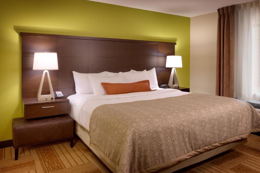 Postel nebo postele na pokoji v ubytování Staybridge Suites Cheyenne by IHG