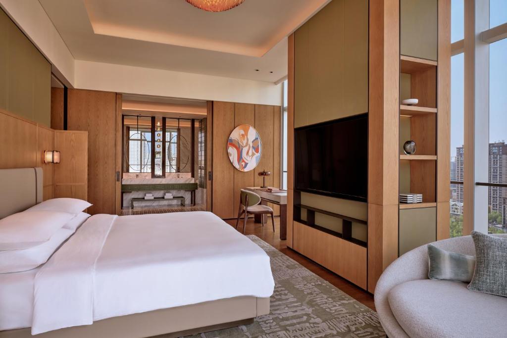 Postel nebo postele na pokoji v ubytování Hyatt Centric Gaoxin Xi'An