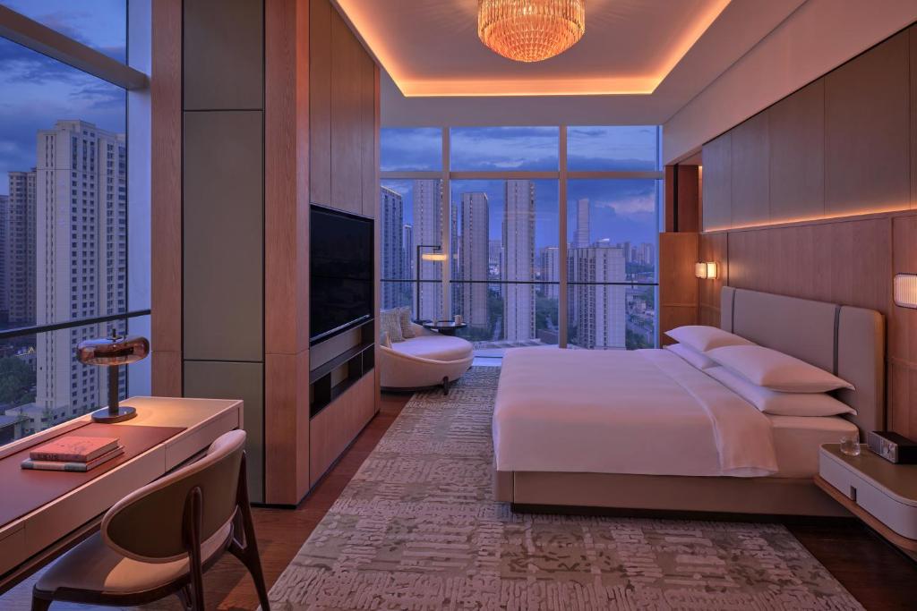 Postel nebo postele na pokoji v ubytování Hyatt Centric Gaoxin Xi'An