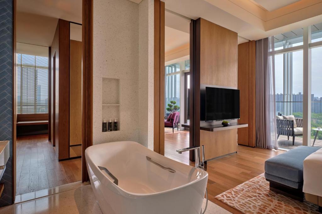 TV a/nebo společenská místnost v ubytování Hyatt Centric Gaoxin Xi'An
