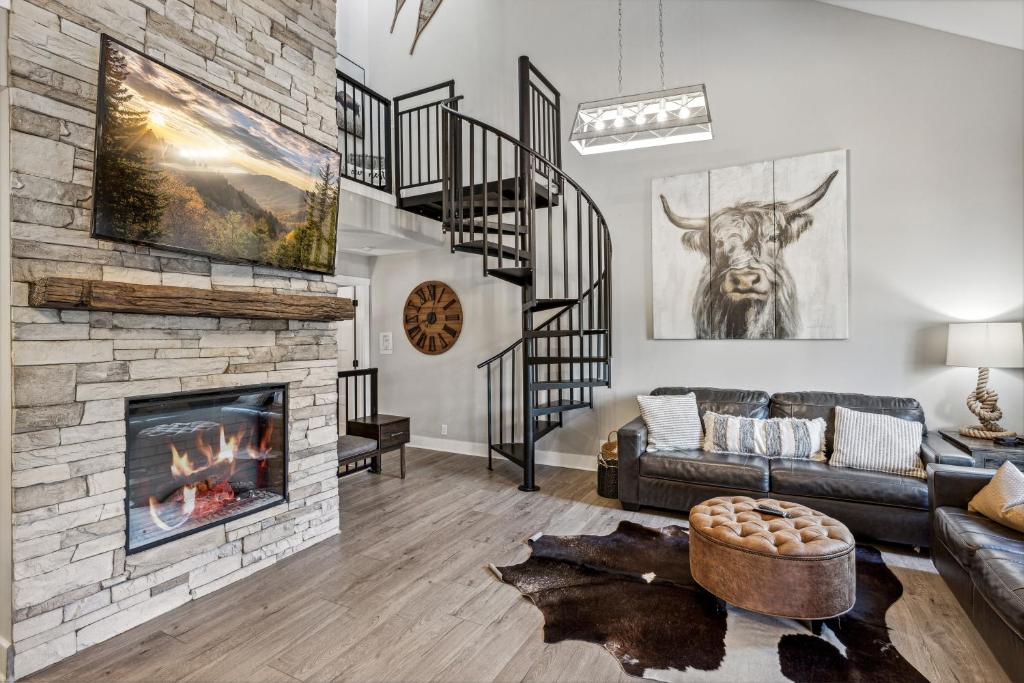 Una sala de estar con un sofá y una chimenea. en Gatlinburg Condo condo, en Gatlinburg