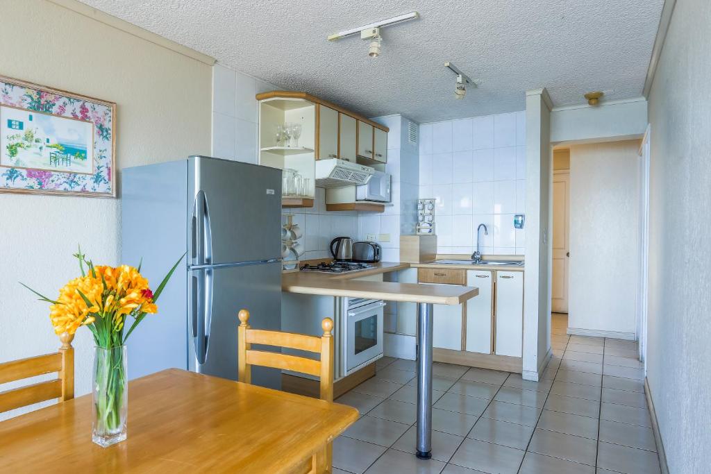 Kuchyň nebo kuchyňský kout v ubytování MR Mar Suites (ex Neruda Mar Suites)
