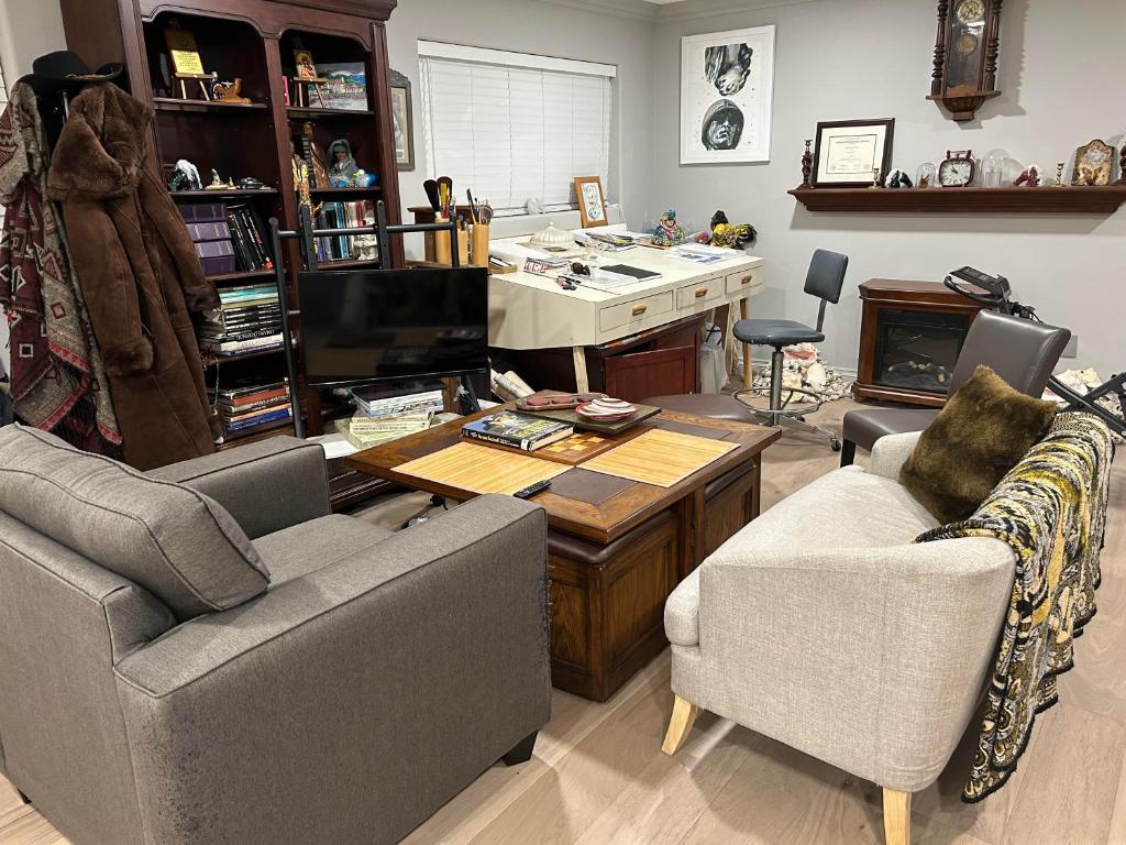 A Luxury Master Bedroom in a Condo - Family Room With Shared Bathroom