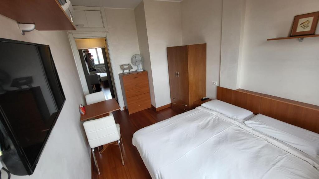 TV a/nebo společenská místnost v ubytování B&B - Camera doppia con bagno privato in stupendo attico con vista mozzafiato