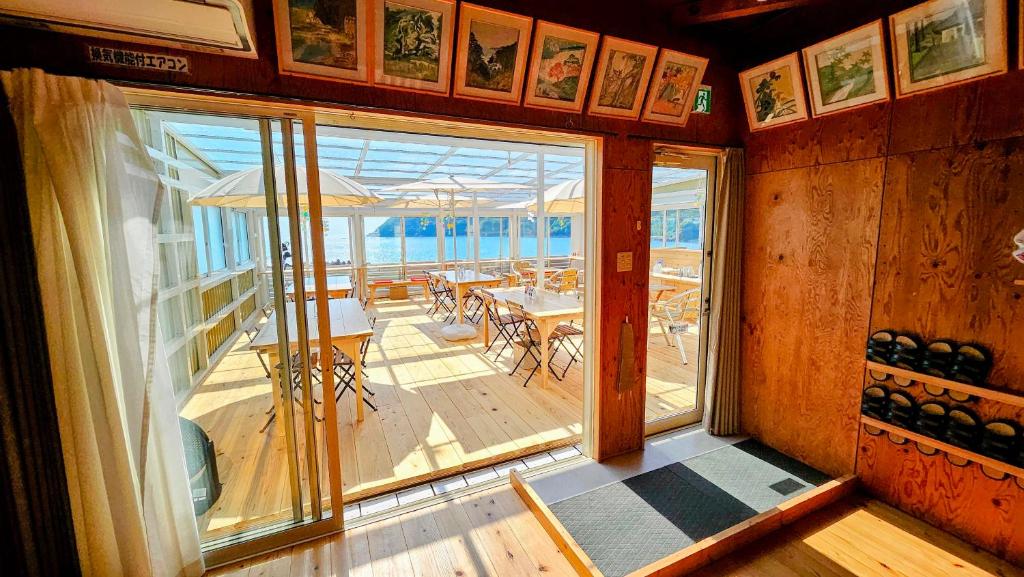 Balkón nebo terasa v ubytování 夕日百選「すはら海岸」を望む限定一組の絶景宿。心地よいカフェ&カヤック体験で特別な一日を