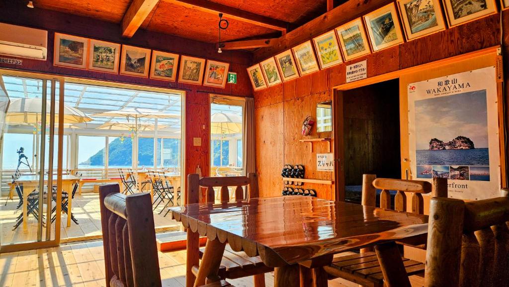 Posezení v ubytování 夕日百選「すはら海岸」を望む限定一組の絶景宿。心地よいカフェ&カヤック体験で特別な一日を