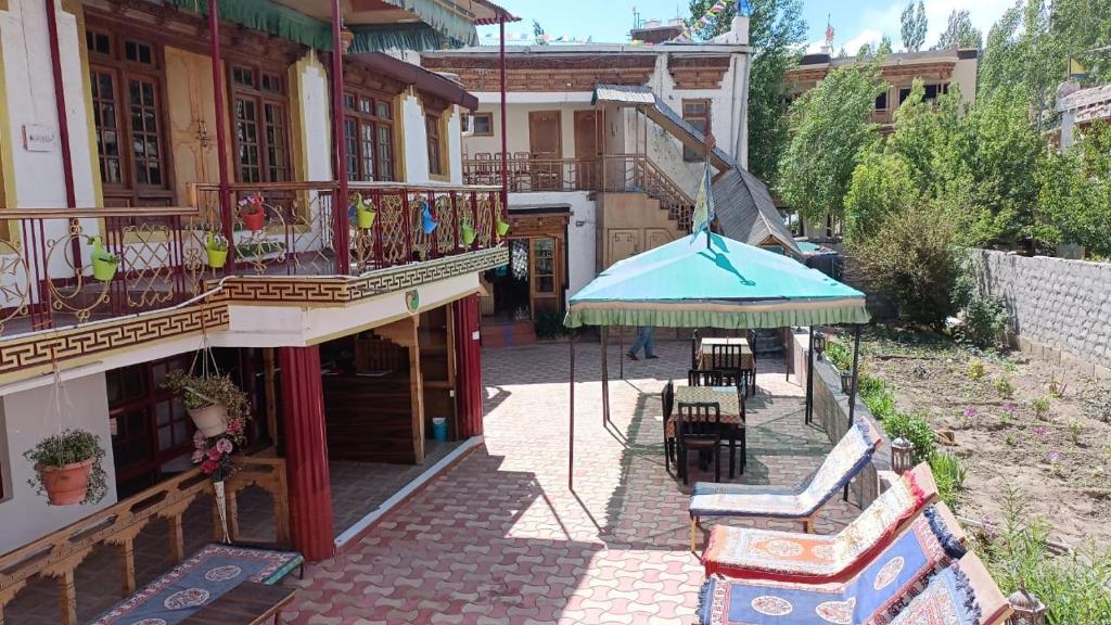 列城Heritage Chubi的带天井的房子，天井上还有一把蓝色的遮阳伞