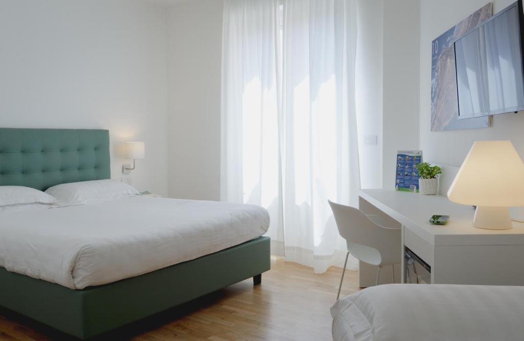 Llit o llits en una habitació de Mistral2 Hotel