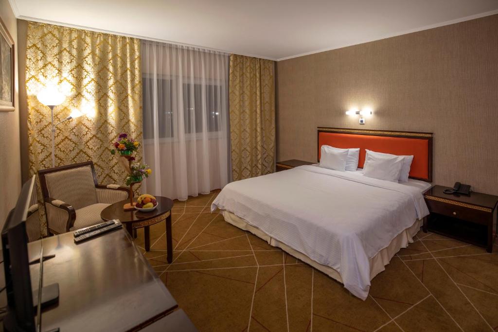 Postel nebo postele na pokoji v ubytování Hotel Aquastar Danube
