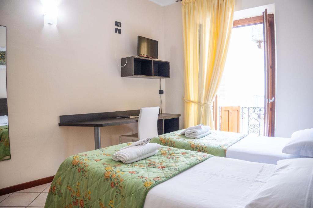 Łóżko lub łóżka w pokoju w obiekcie Hotel Ligure