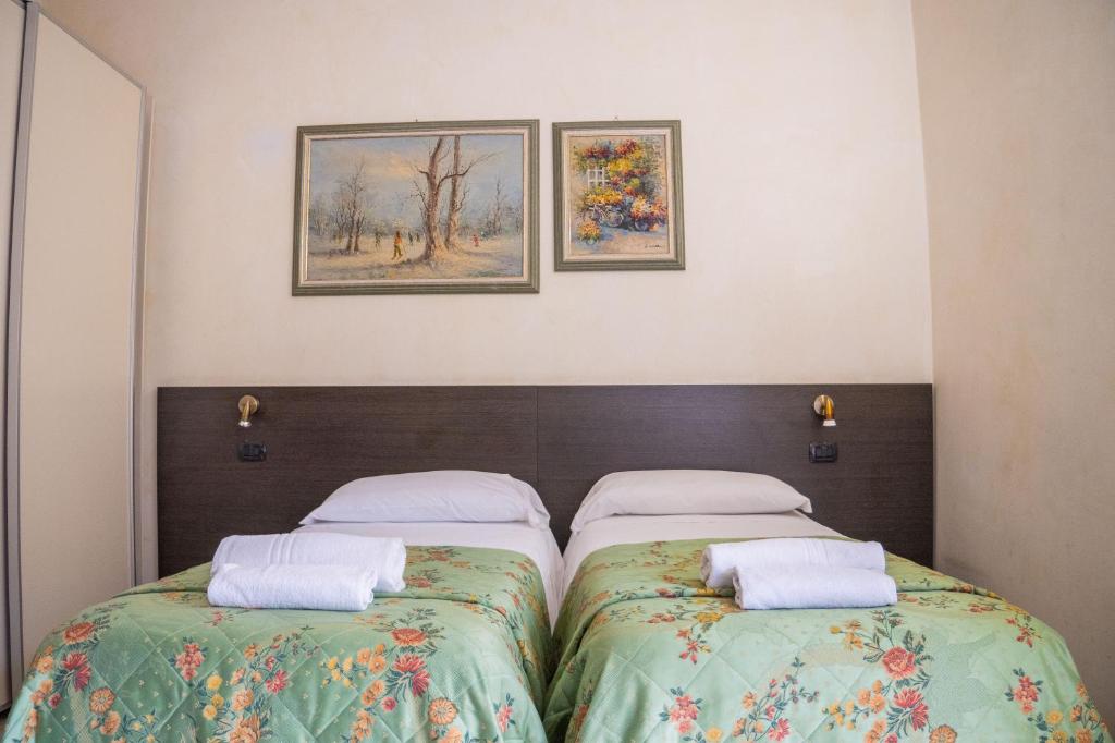Łóżko lub łóżka w pokoju w obiekcie Hotel Ligure