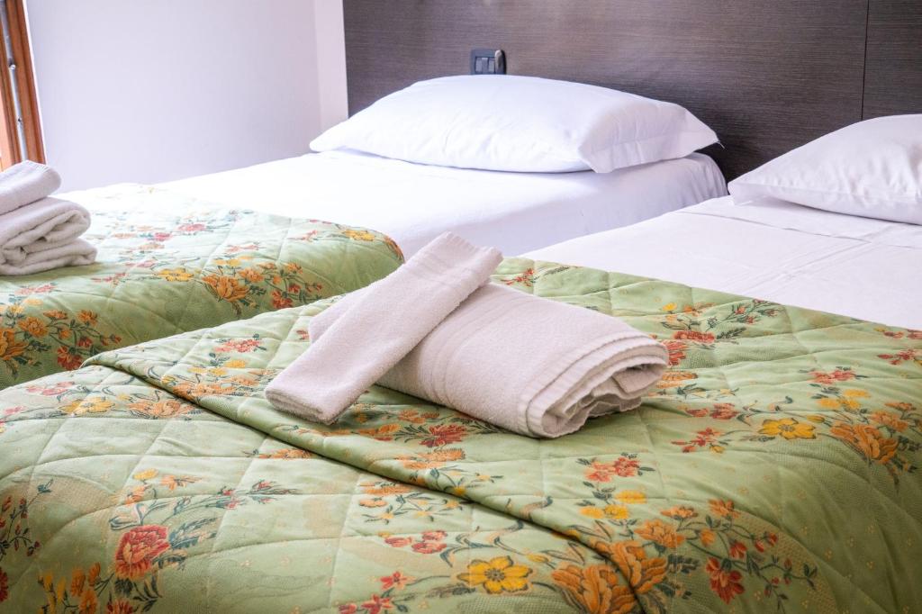 Łóżko lub łóżka w pokoju w obiekcie Hotel Ligure