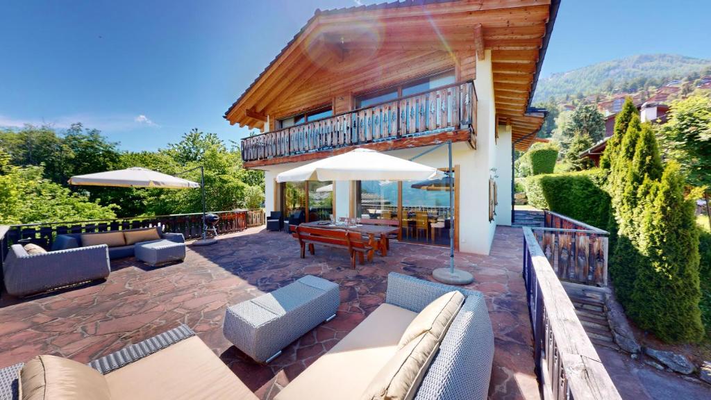 ナンダにあるAxaari - VIEW & SUNNY chalet 10 persの家具付きのパティオ、バルコニーが備わる家です。
