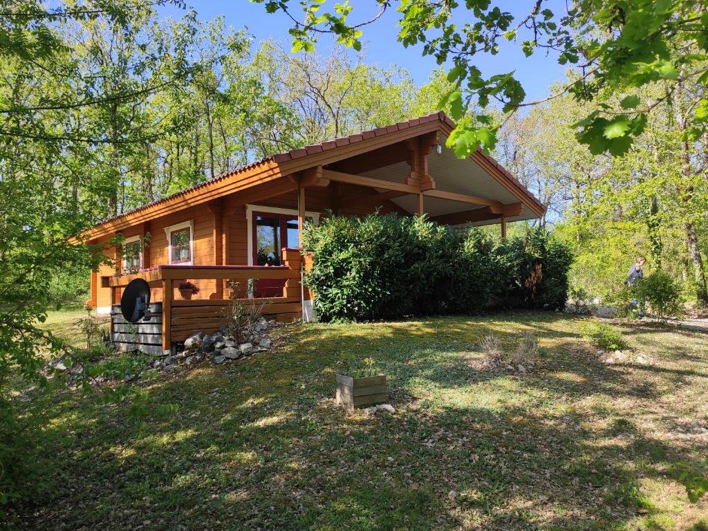 une cabane dans les bois avec une cour dans l'établissement LES REFUGES DU LOT Le Cosy, à Mauroux