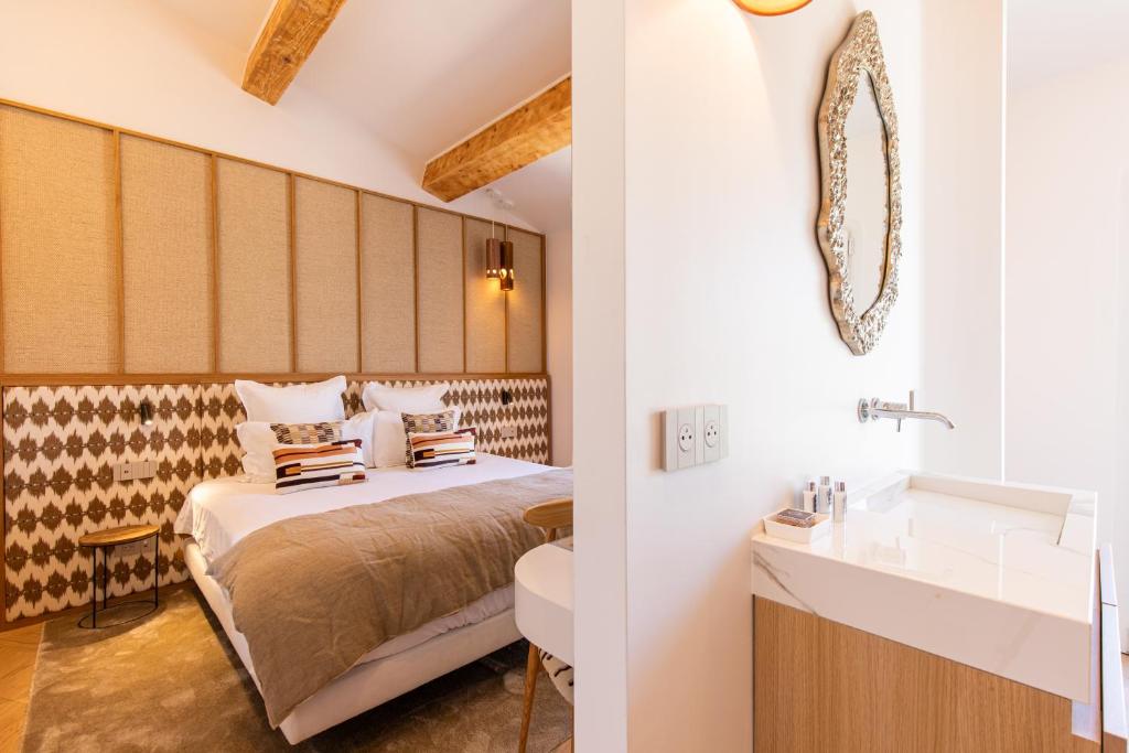 Postel nebo postele na pokoji v ubytování Lou Saint-Tropez