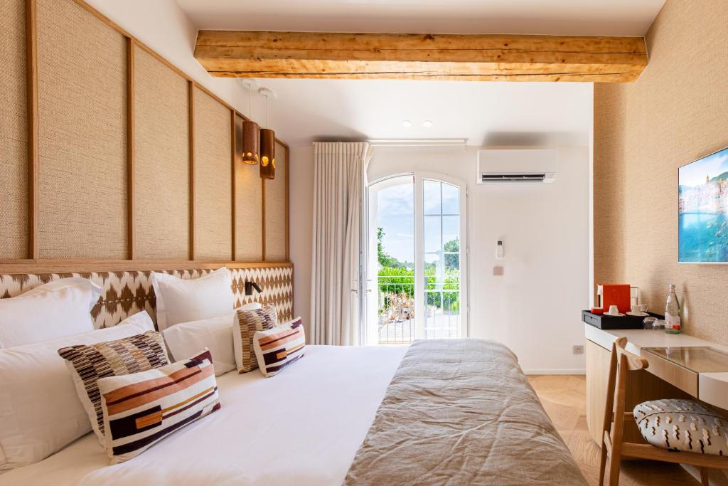 Postel nebo postele na pokoji v ubytování Lou Saint-Tropez