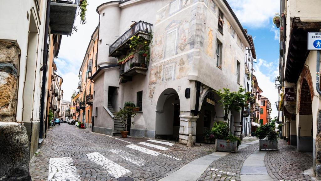 alejka na Starym Mieście z budynkami w obiekcie Hotel Ligure w mieście Cuneo