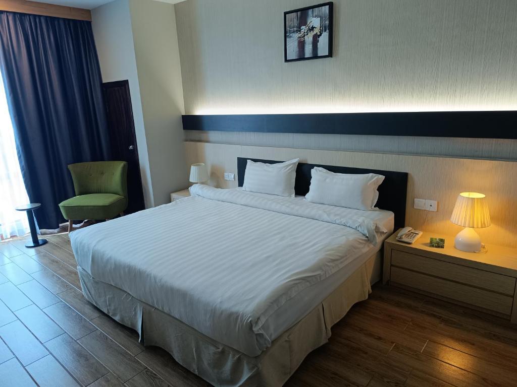 Postel nebo postele na pokoji v ubytování Lintas Platinum Hotel