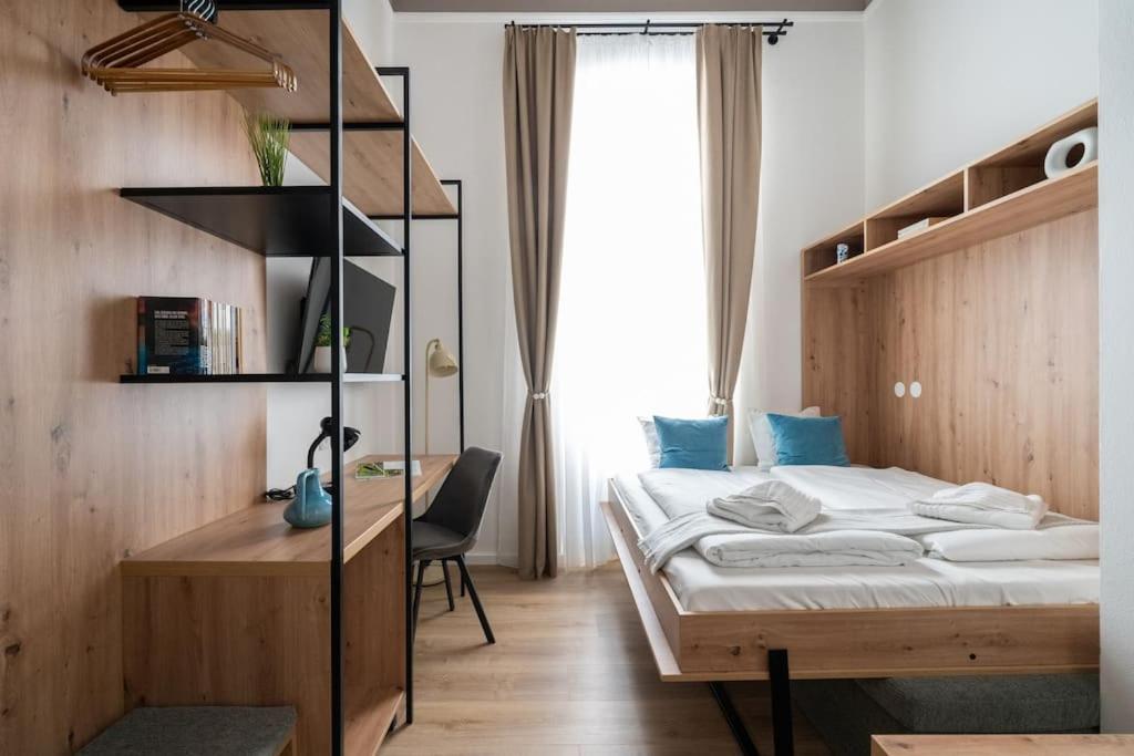 Postel nebo postele na pokoji v ubytování Lake Suite, Self Check-In by HM