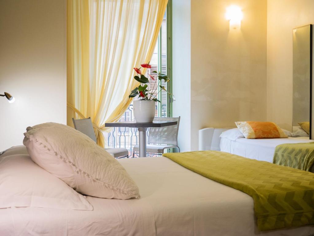Łóżko lub łóżka w pokoju w obiekcie Hotel Ligure