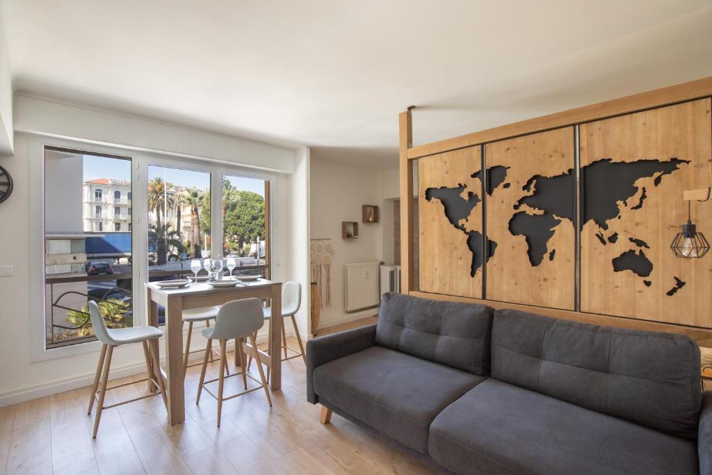 un salon avec un canapé et une table dans l'établissement La Chic Riviera - Clim - Wifi - Croisette, à Cannes
